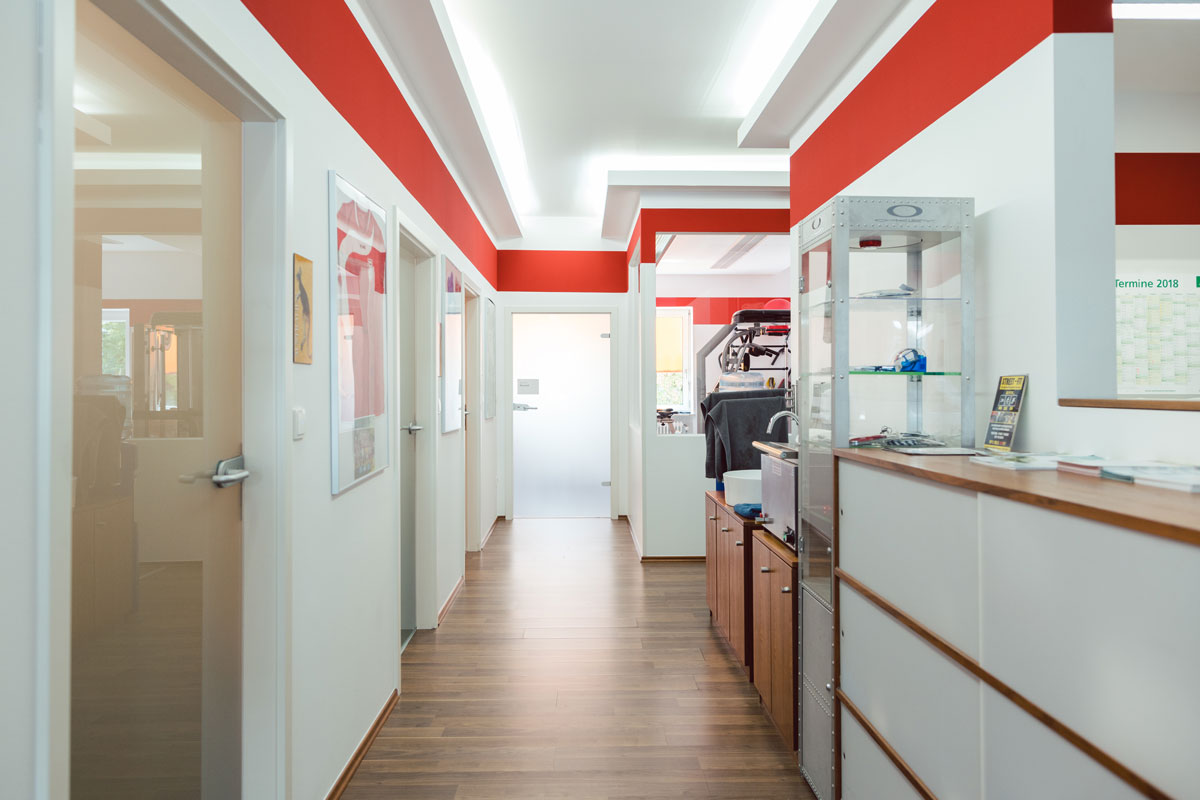 Flur und Empfang der Praxis PHYSIOWORLD Regensburg