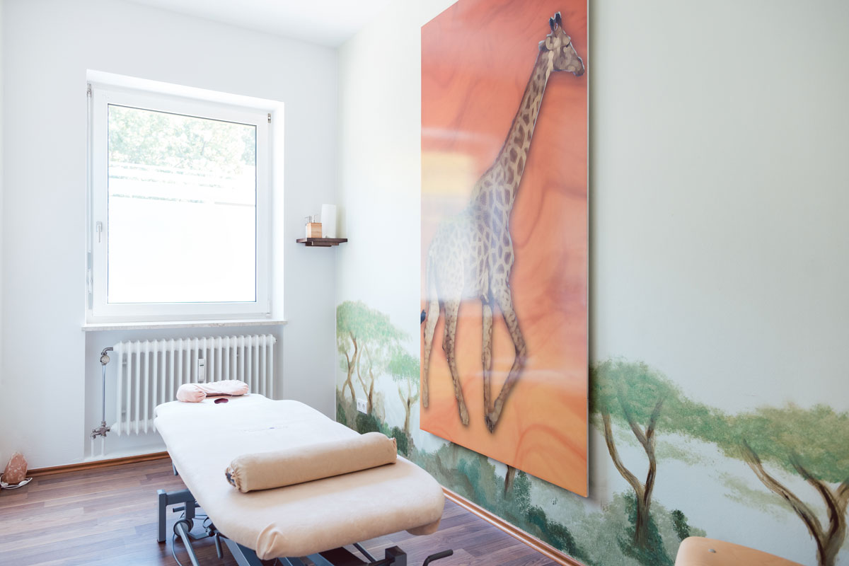 Heller Behandlungsraum der Praxis PHYSIOWORLD Regensburg
